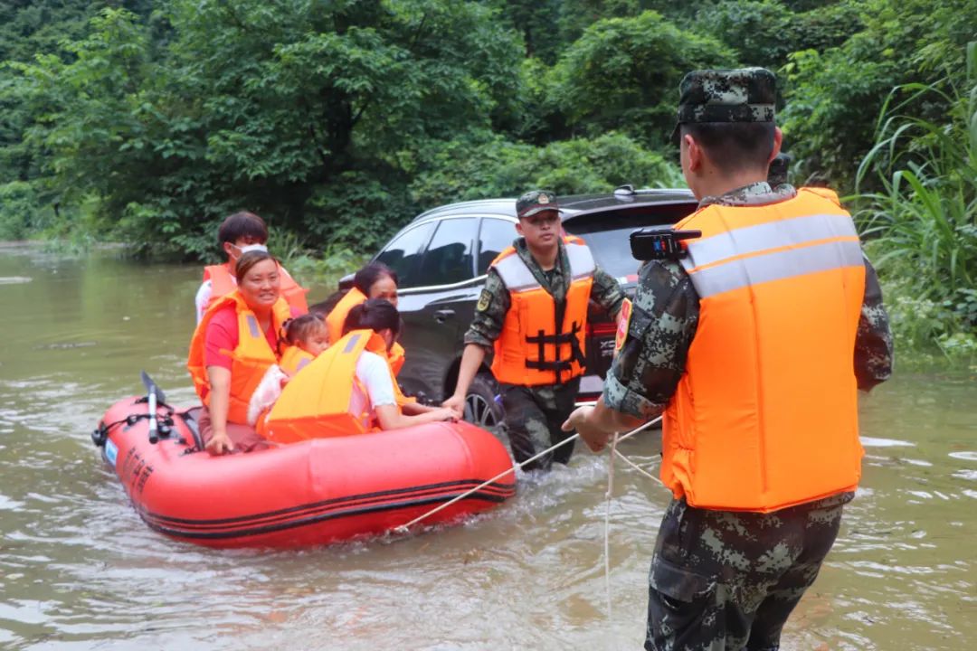广西南丹洪水围困村庄武警官兵紧急救援
