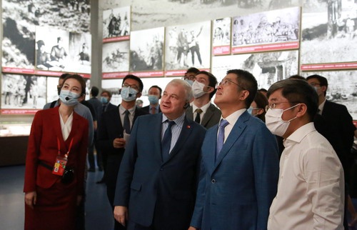 俄罗斯驻华大使：中国共产党党史展上竟然还有我的照片，很惊喜