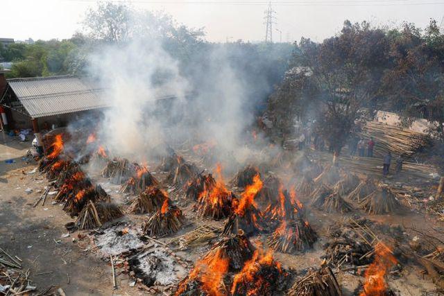 印度新德里一家火葬场对死于新冠的人进行集体火葬 图源：路透社