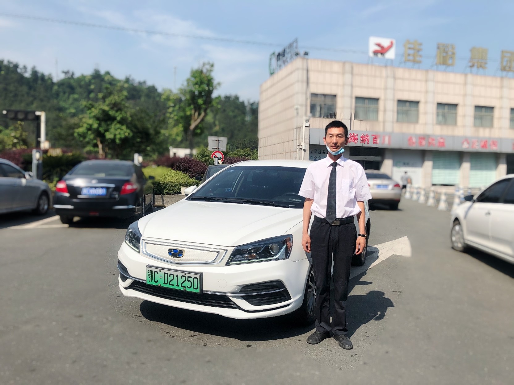 路人受伤大出血网约车司机一个举动感动全城