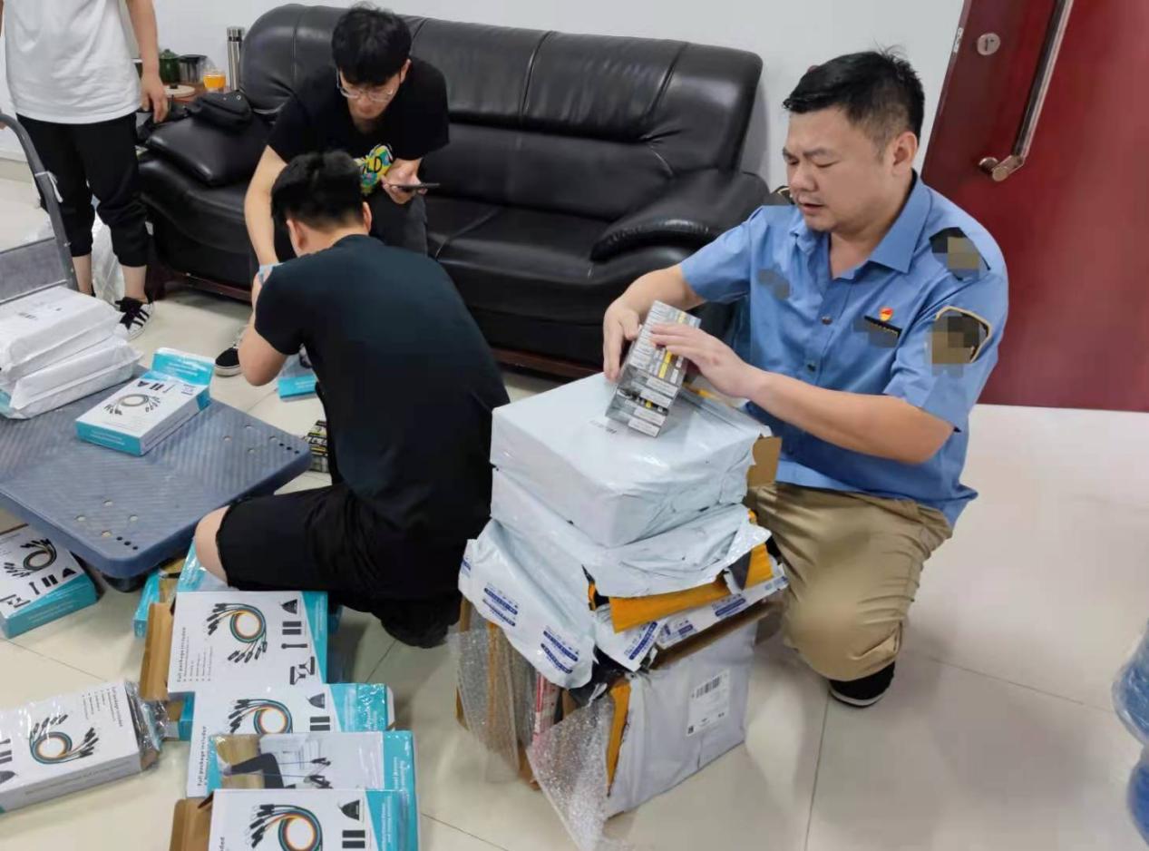 图为该局打假打私稽查队工作人员正在清点走私卷烟