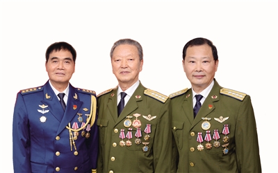 重拍军装照忆韶华昔日老战友再相聚