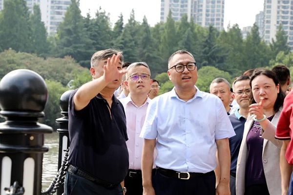 普陀区委书记曹立强带队查看苏州河岸线贯通及防汛墙养护等工作