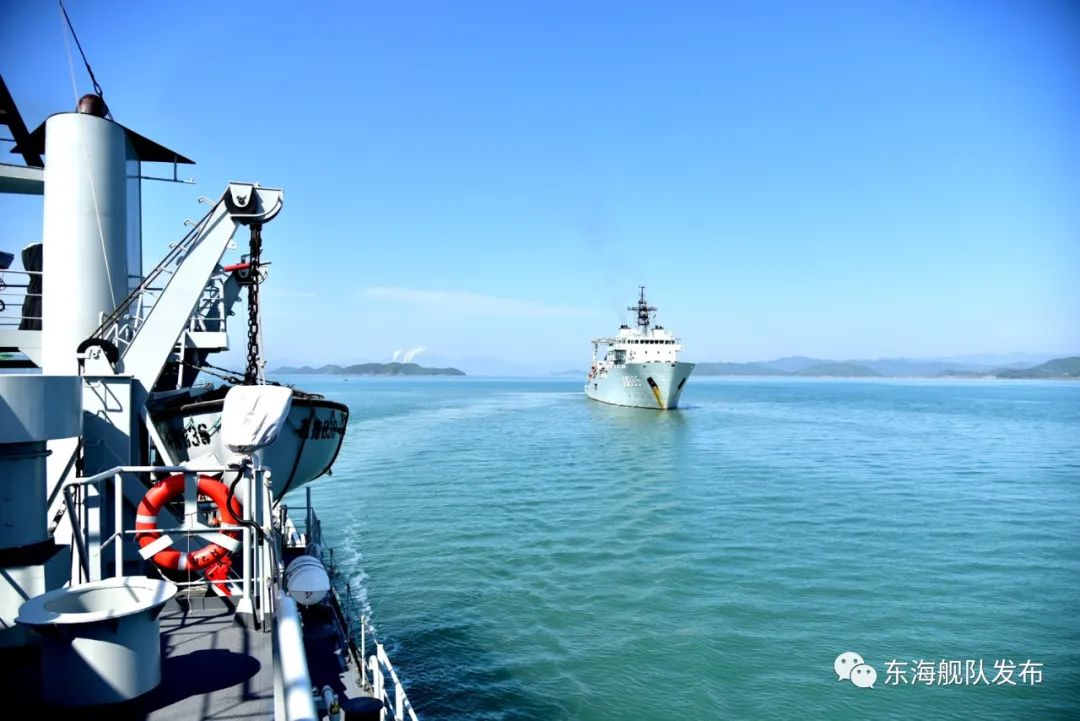近日,东部战区海军某勤务船大队多艘勤务船组成编队解缆起航奔赴东海
