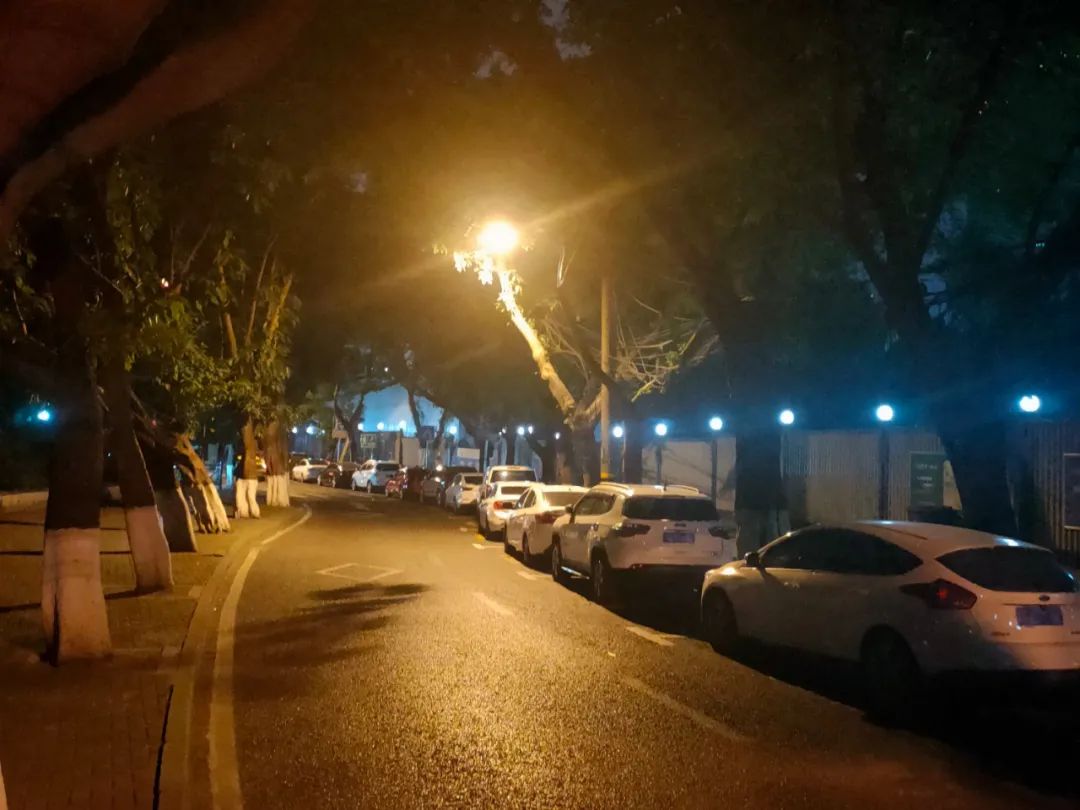 重庆渝中警方增设夜间限时停车位 缓解老旧小区停车难问题