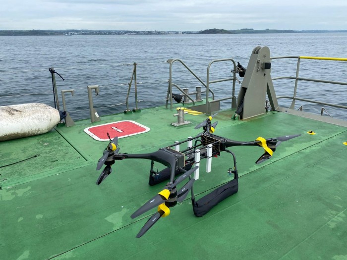 英国皇家海军测试将无人机用于落水人员的营救工作