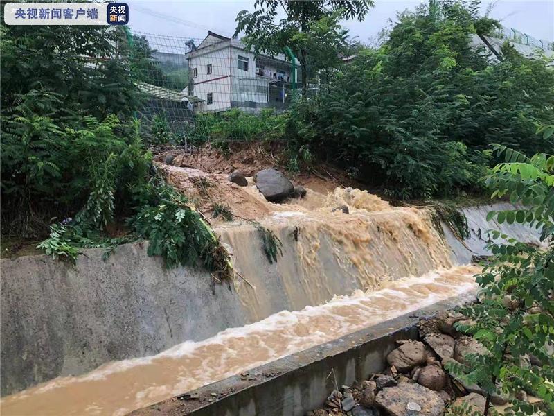 强降雨致陕西平镇高速发生泥石流 当地正全力抢修