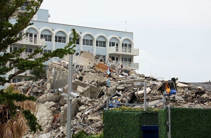 这是7月6日在美国佛罗里达州迈阿密-戴德县瑟夫赛德镇拍摄的住宅楼局部坍塌事故现场。图自新华社