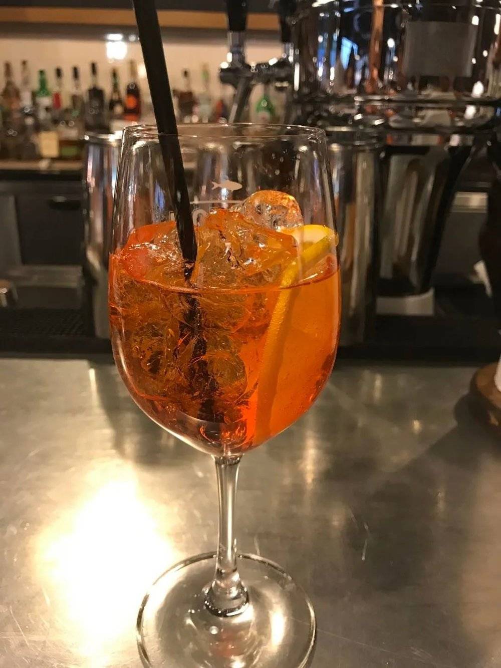 颜值即正义同样适用于鸡尾酒AperolSpiritz，库伊娃能喝三杯