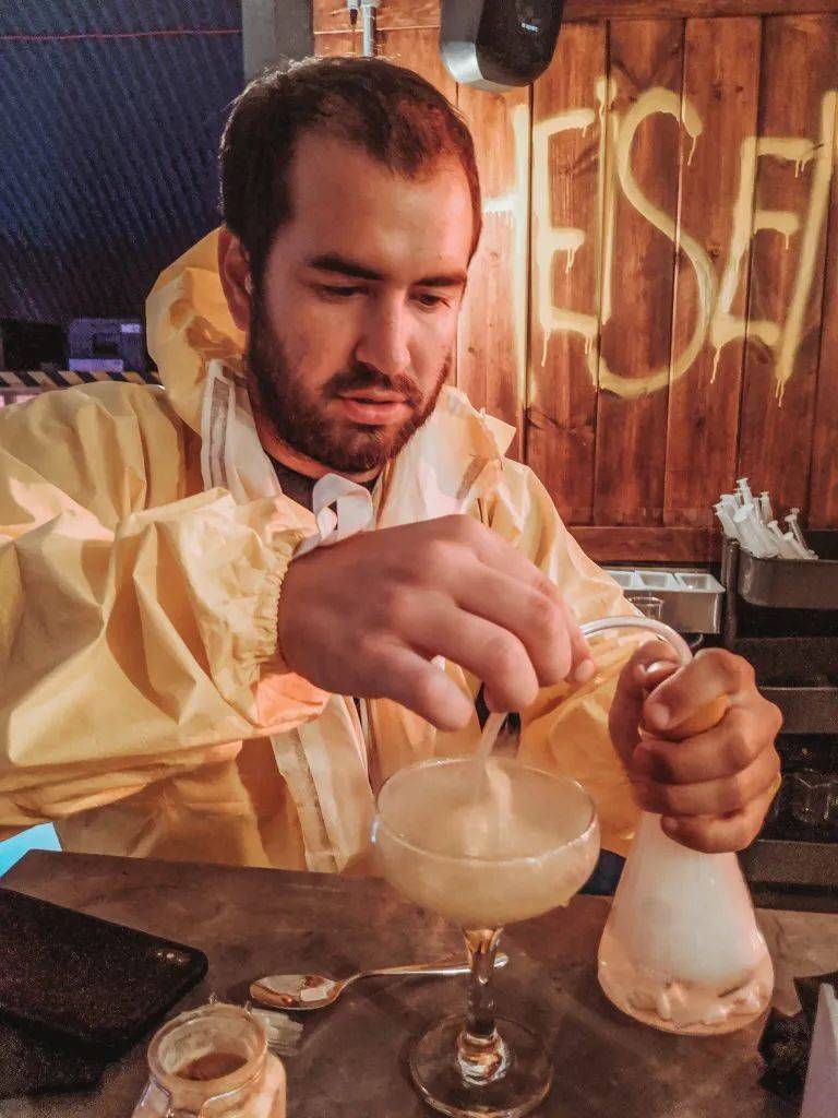 威士忌,烤布朗尼雪利酒,香槟泡沫,干冰和叶子装饰品烹调(cock)而成