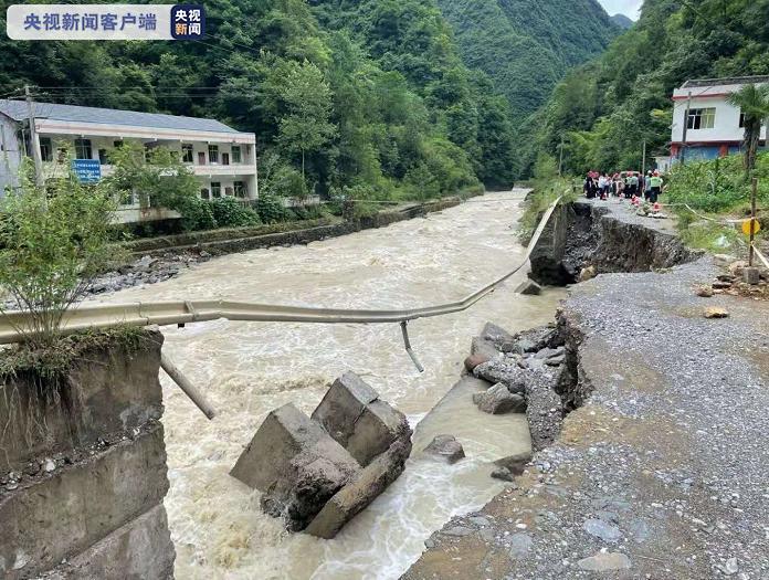 △开州区关面乡至雪宝山镇的双石路出现垮塌。