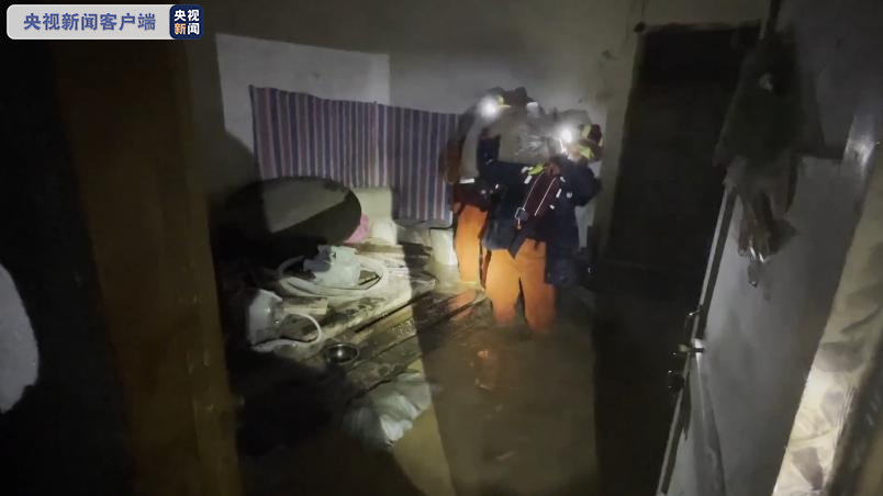 持续强降雨致陕西安康出现洪涝灾害 消防指战员连夜施救