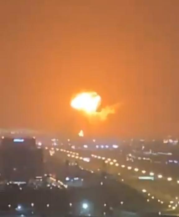火球腾空而起！迪拜港口一货船集装箱发生爆炸，整个城市都有震感