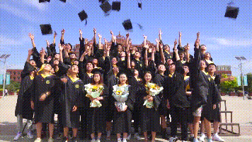 有力量不怕万里路遥星光不问赶路人时光不负有心人跃入人海愿我们都能