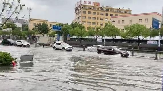 安徽合肥升级暴雨红色预警 市区部分路段积水严重