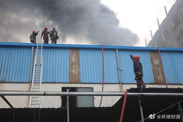 孟加拉国一果汁工厂失火已致52人死亡