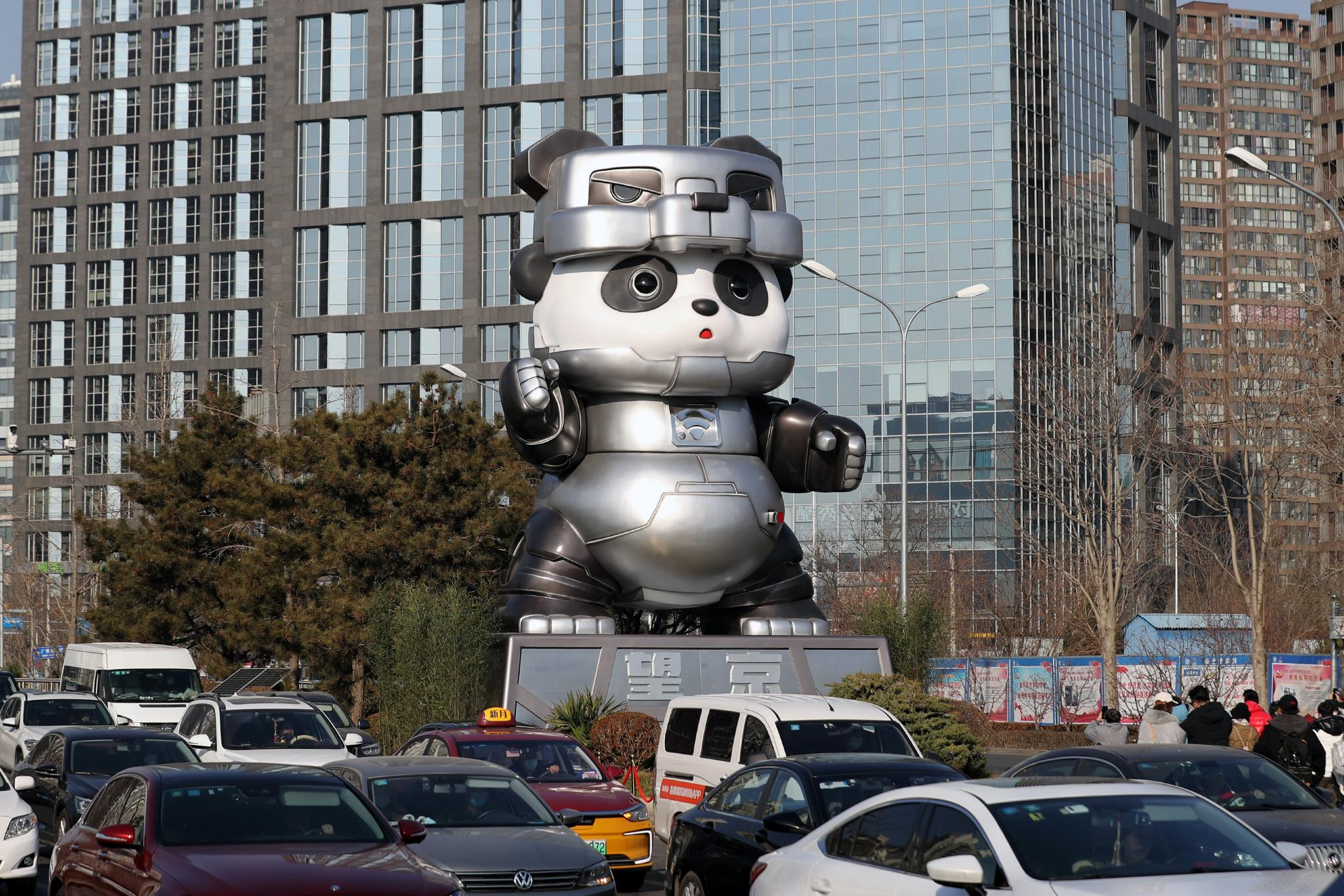 1月1日，北京望京，新版大熊猫雕塑正式亮相。中国日报记者 王壮飞 摄