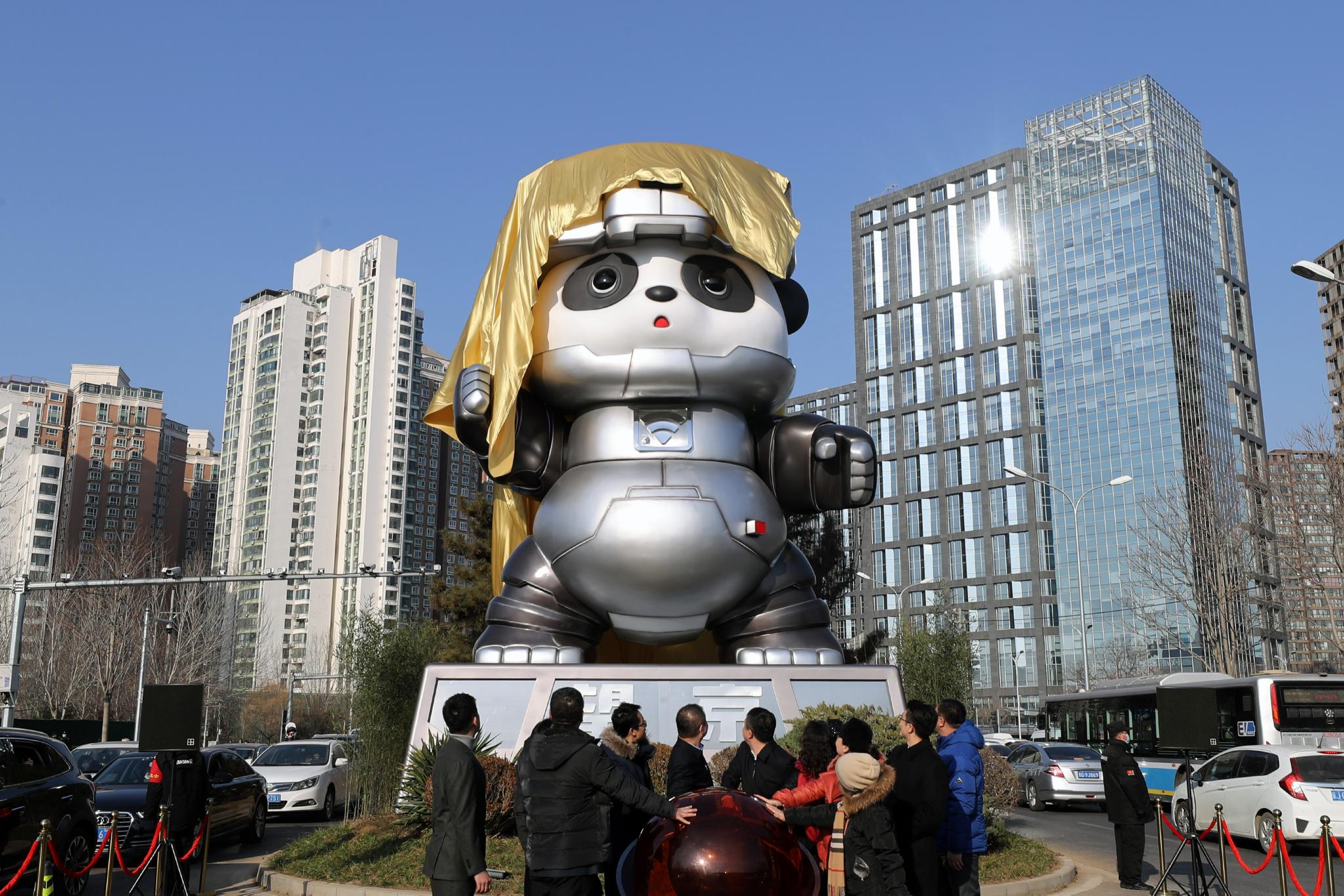 1月1日，北京望京，嘉宾为新版大熊猫雕塑揭幕。中国日报记者 王壮飞 摄