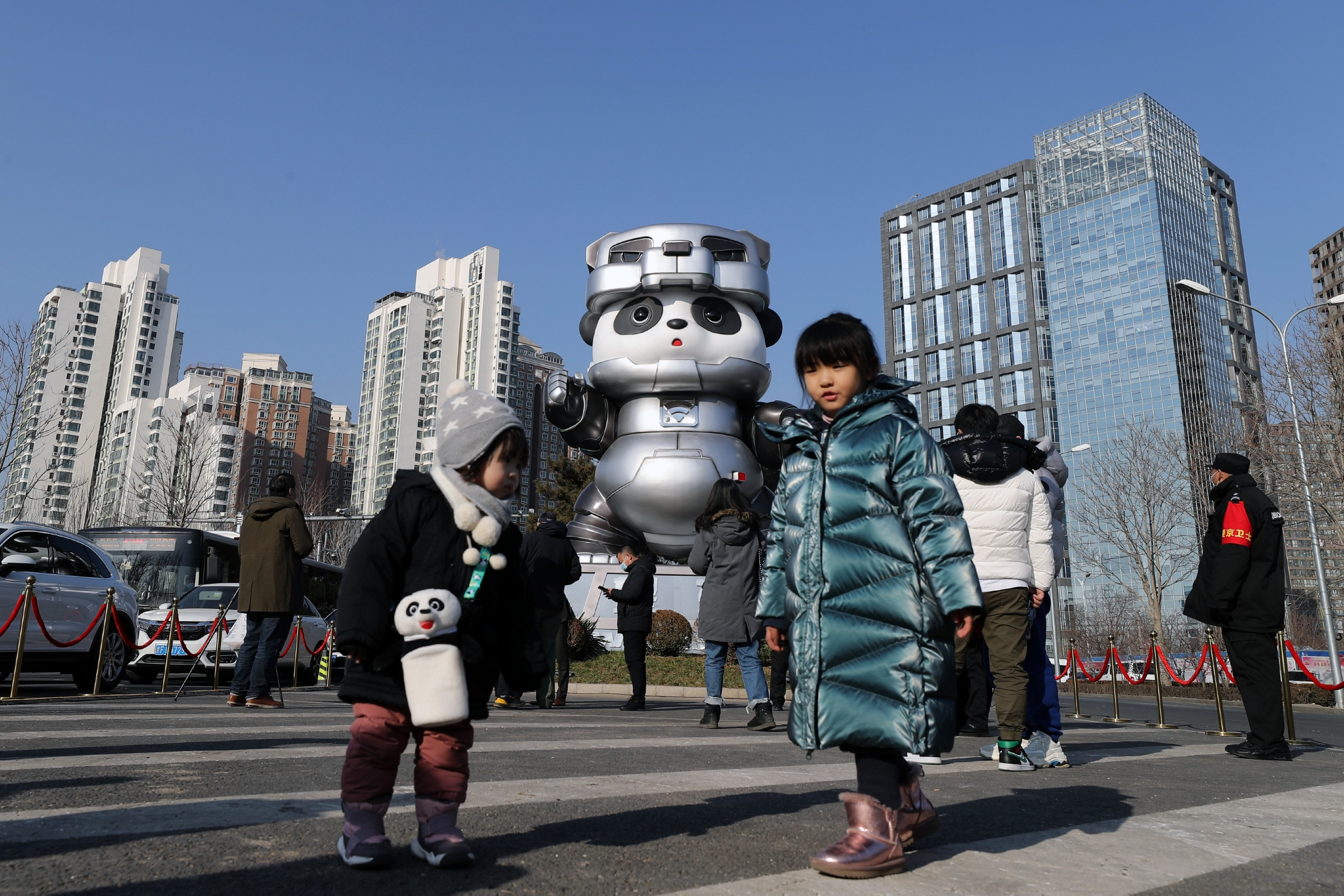 1月1日，北京望京，小朋友在新版大熊猫雕塑前玩耍。中国日报记者 王壮飞 摄