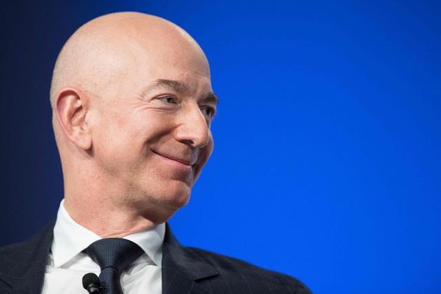 排名第二的是杰夫·贝佐斯(jeff bezos),他拥有1950亿美元净资产,2021