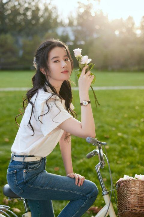 刘亦菲新年时尚大片曝光碎花连衣裙配披肩发清新自然