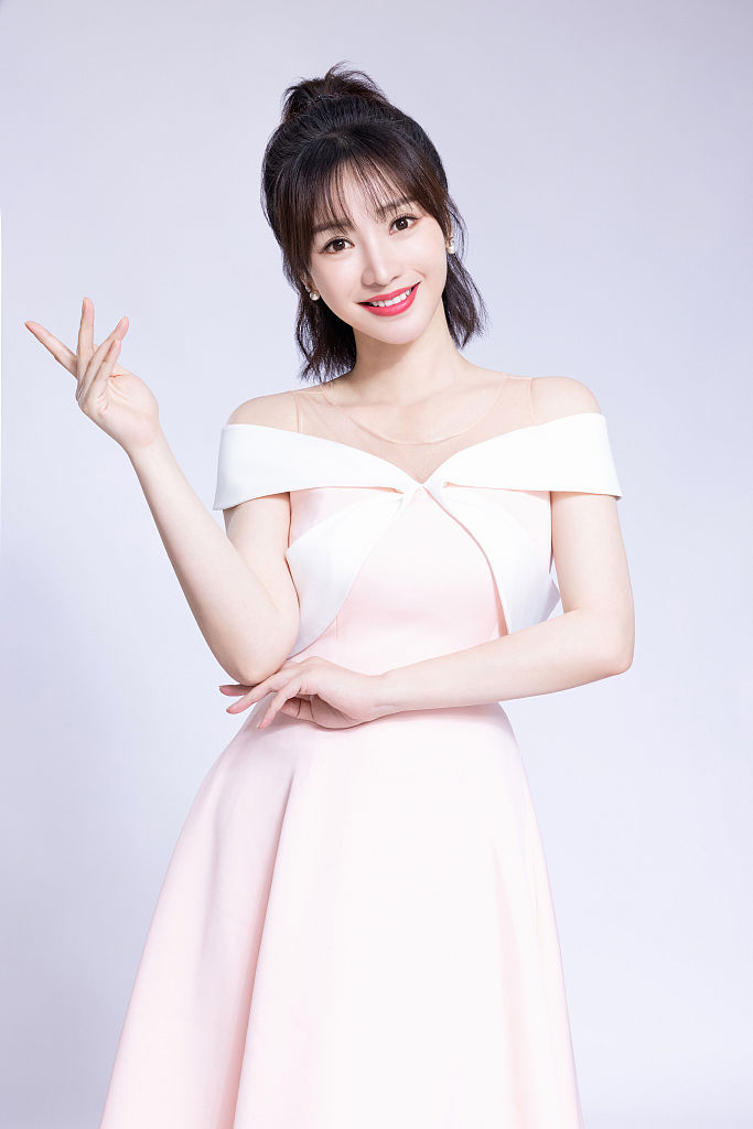 柳岩新年写真大片精致优雅 高盘发搭粉裙笑容明媚__财经头条