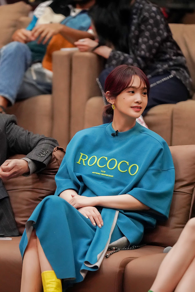 杨丞琳参加综艺闪光的乐队穿蓝色字母套裙衣品在线