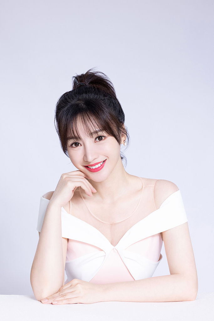 柳岩新年写真大片精致优雅 高盘发搭粉裙笑容明媚__财经头条