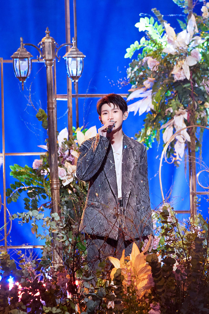 王源拍央视跨年晚会写真穿牛仔水晶套装斯文帅气