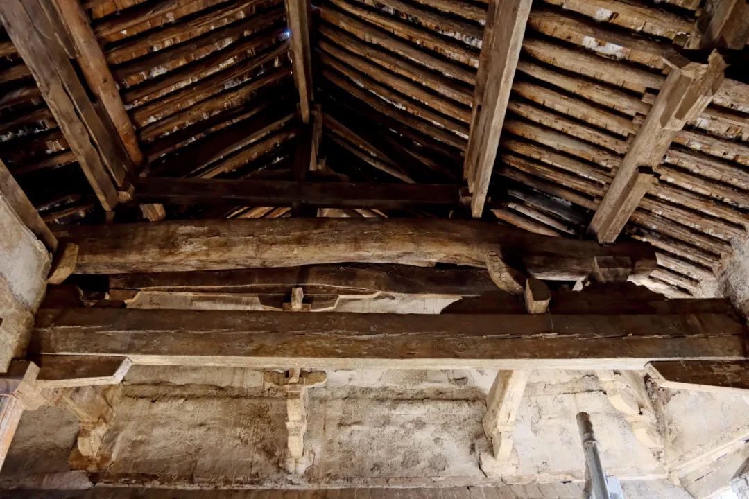 圆融寺四面方正的四椽栿是宋代典型做法,上方原木形状的梁是金代做法.