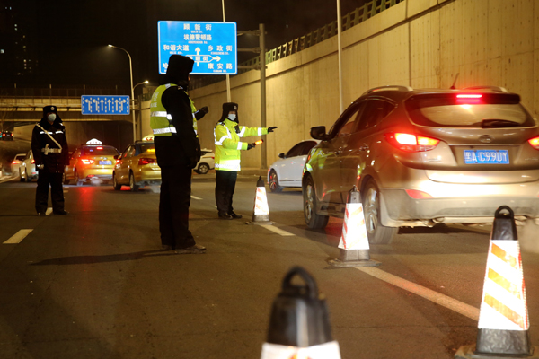 跨年夜哈尔滨市交警查处酒驾