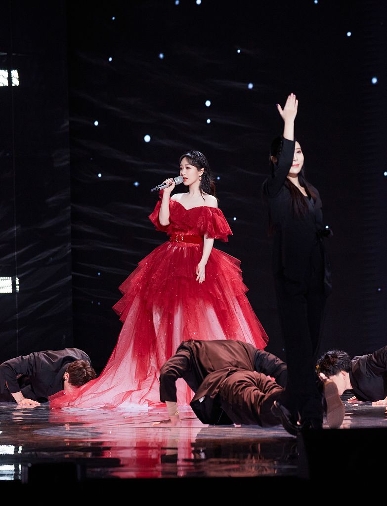 杨紫一袭红裙现身湖南卫视跨年星光夜幕大片绚烂如焰