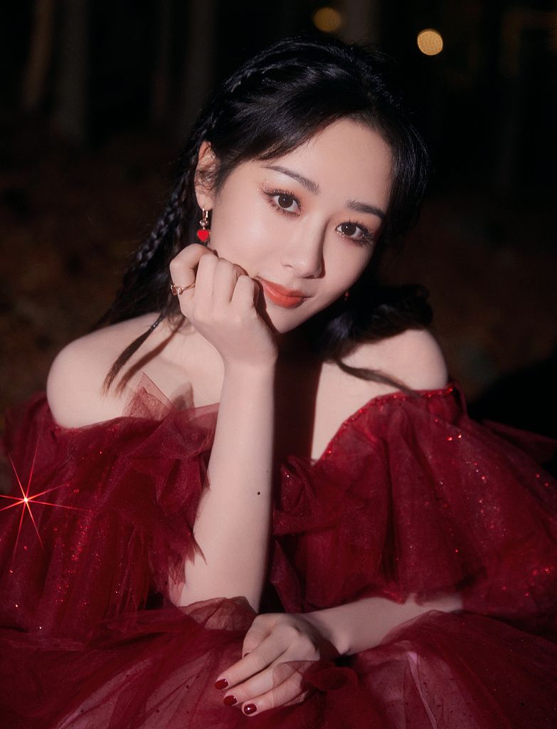 杨紫一袭红裙现身湖南卫视跨年星光夜幕大片绚烂如焰