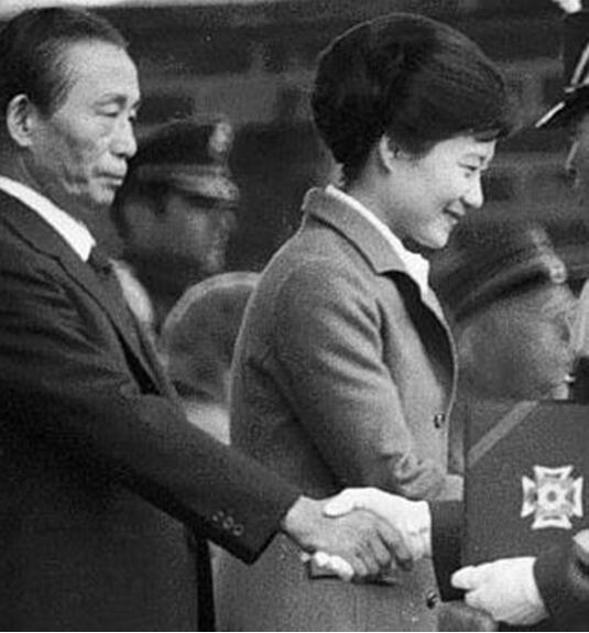 朴正熙、朴槿惠父女照片