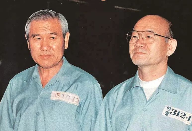 1996年，全斗焕（右）与卢泰愚接受审判