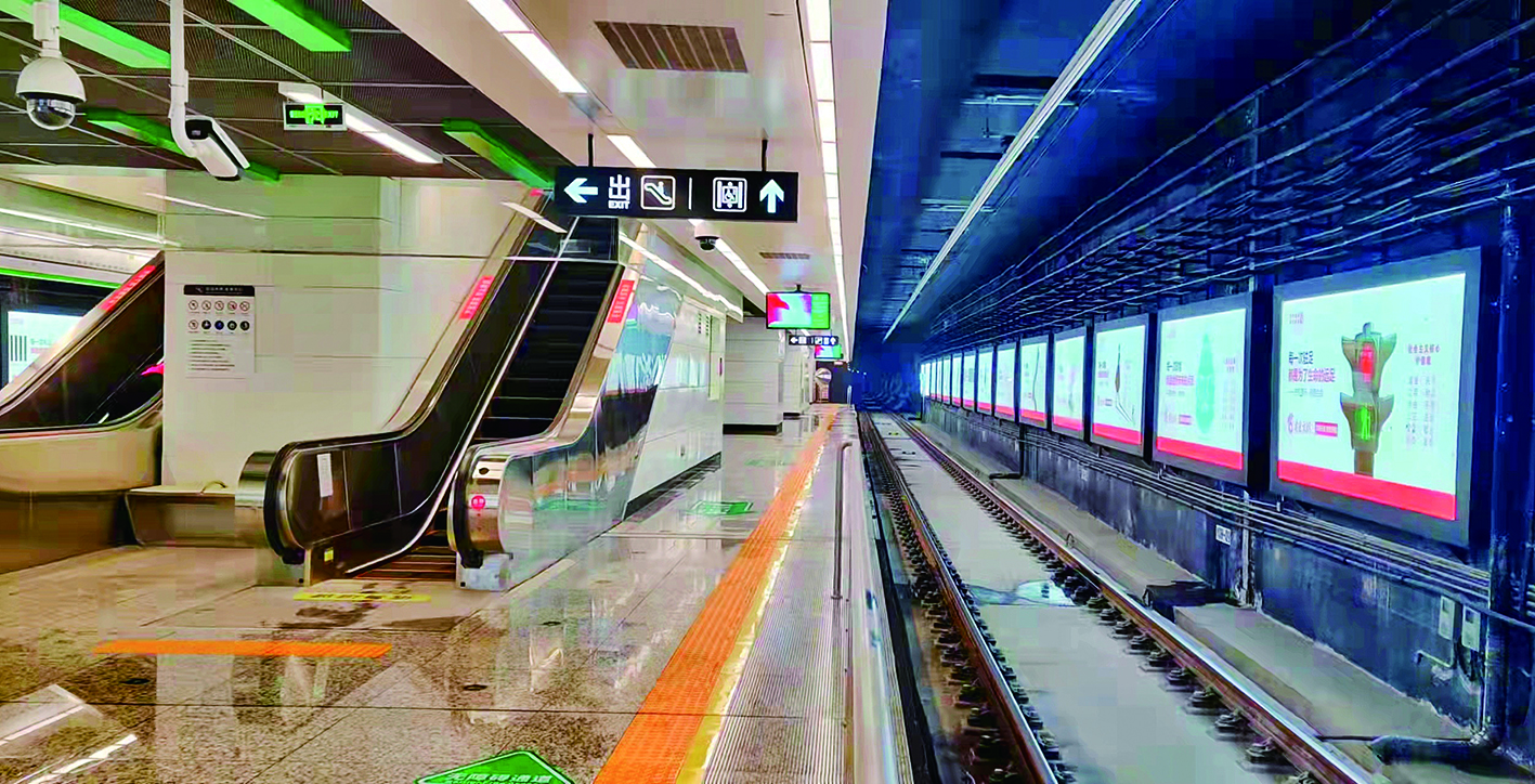 这是轨道交通3号线东延线东广场站站台,装修设计以"简约现代,绿色生活