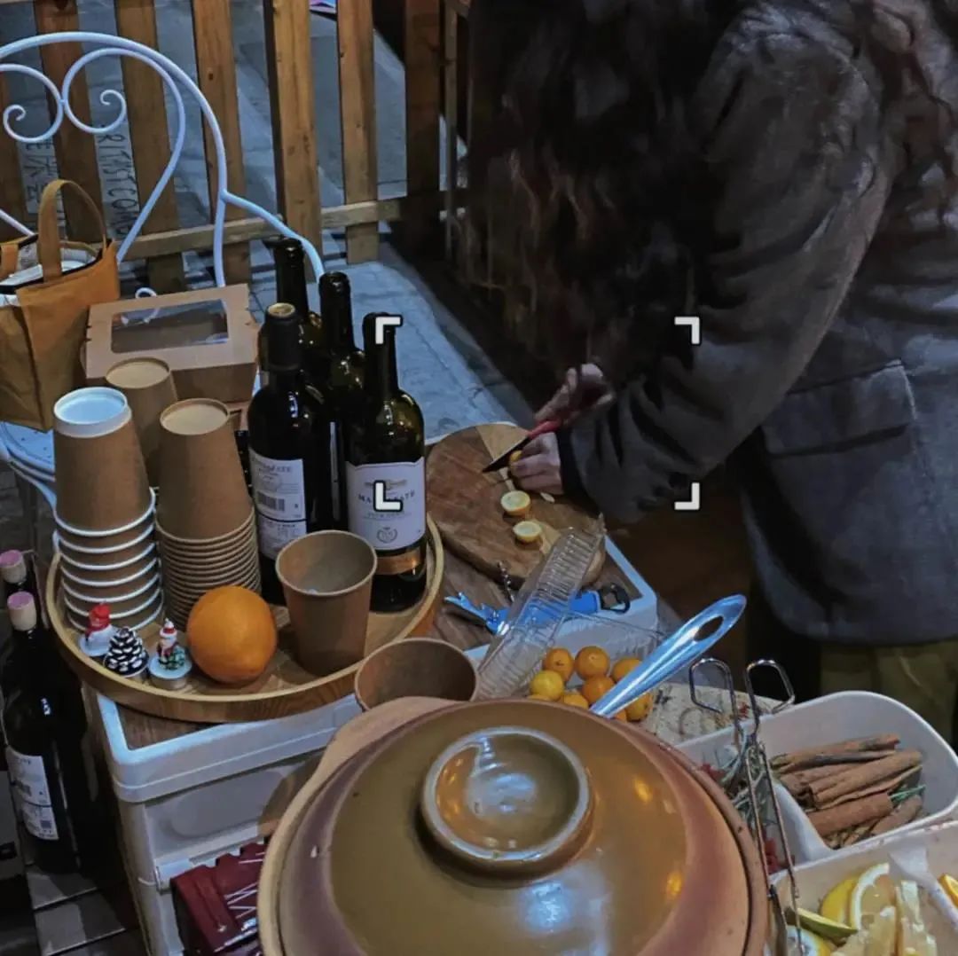 摆摊现场制作热红酒 / 受访者供图