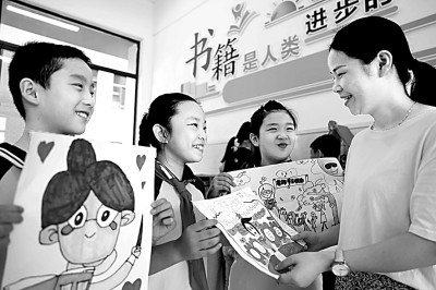 合肥市瑶海区幸福路小学，孩子们将自己制作的手工艺品送给老师，表达教师节祝福。 新华社发