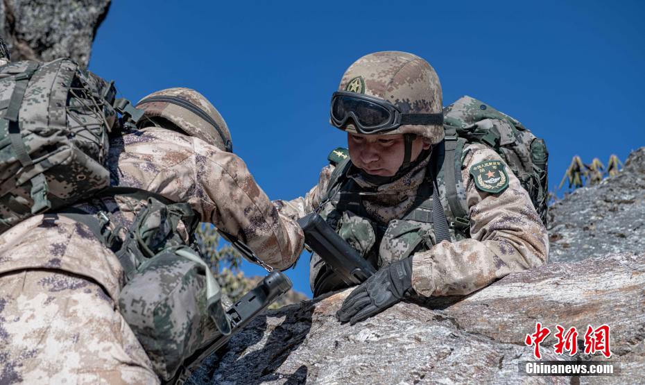新年第一天 西藏边防官兵踏上巡逻路