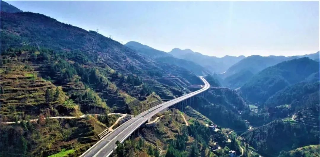 沿印松高速公路松桃路段