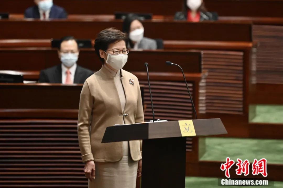 首次香港立法会议员在国徽下宣誓