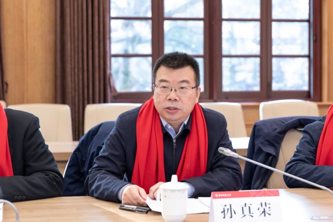 &nbsp;上海市教委副主任,华东师大副校长,校基金会副理事长孙真荣