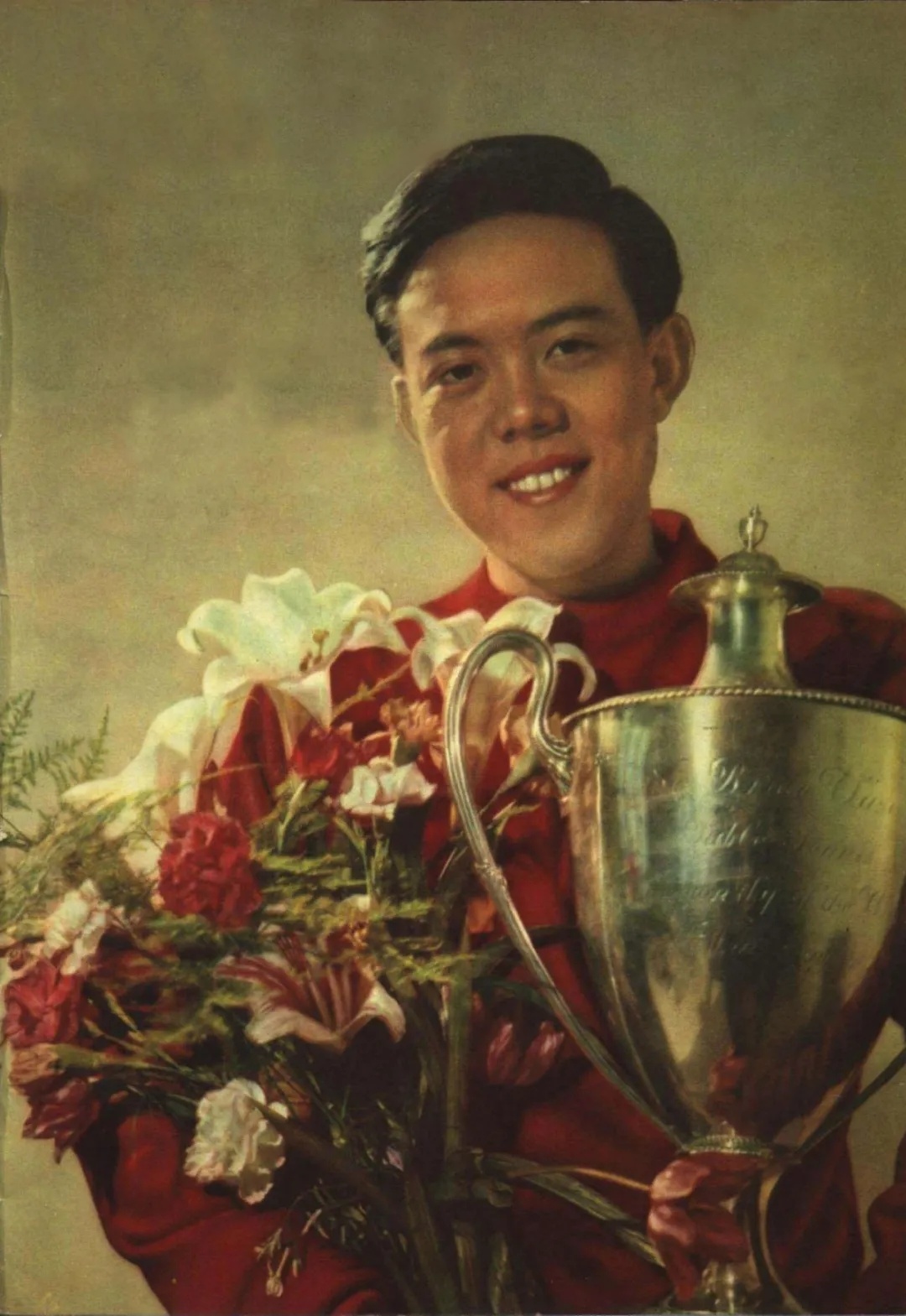 1959年4月5日,容国团为新中国捧回第一座世界冠军奖杯.