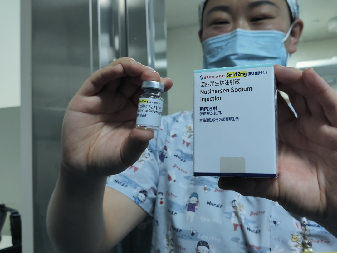 枣庄市妇幼保健院护士向记者展示诺西那生钠注射液，即著名的“70万一针药”。（新华社记者邵鲁文摄）