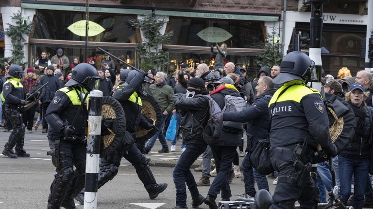 荷兰首都反封锁抗议现场混乱：警民双方激烈冲突