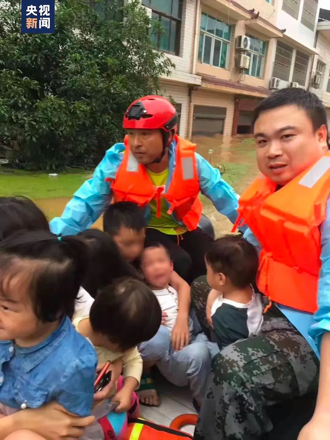 “只因自己淋过雨，他为别人撑了10年伞！”