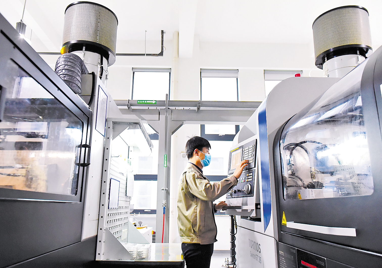 近日,位于石家庄高新区的河北瑞鹤医疗器械有限公司的员工在生产线上