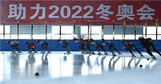 北京市延庆区梦起源滑冰馆，一支速滑队在训练中。（中国日报记者 魏晓昊 摄）