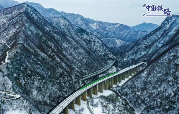 陕西秦岭山脉,一列复兴号动车组列车在大桥上行驶.魏方合 摄
