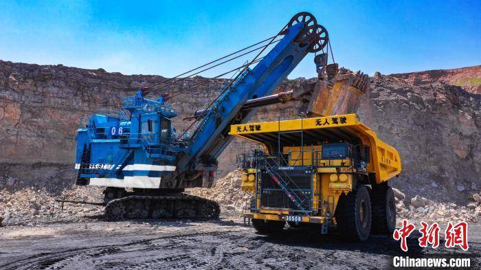 图为在准格尔露天煤矿行驶的无人驾驶卡车。　准能集团供图